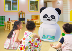 口角典范配色、圆滚滚的身体、标记性的黑眼圈